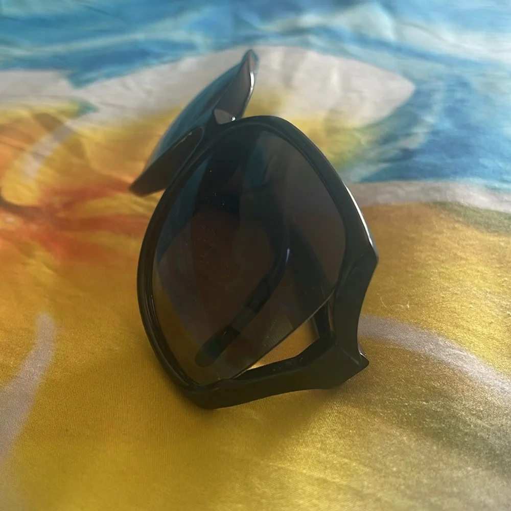 Elegant Black Sunglasses